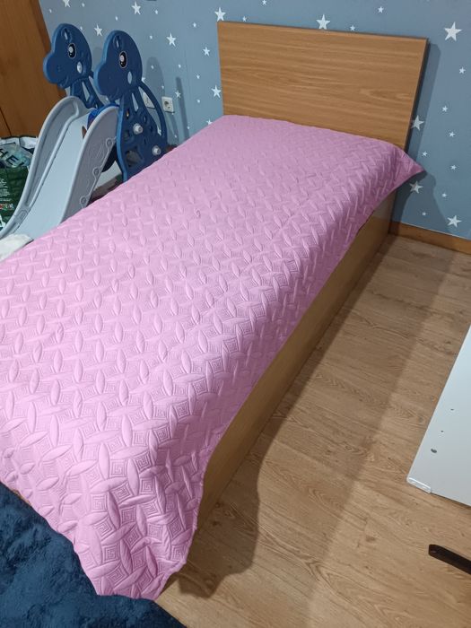 Cama solteiro em madeira + colchão