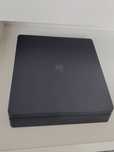 PlayStation 4 z kablem