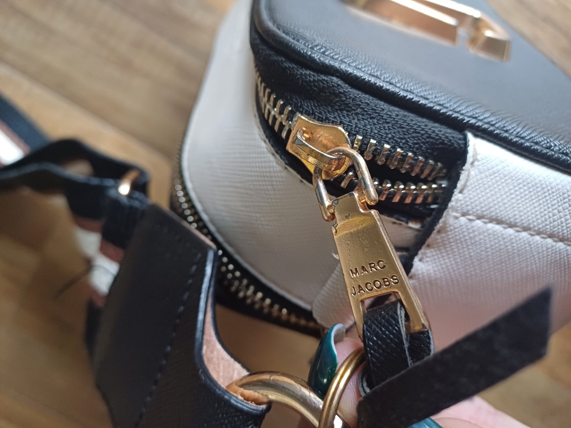Marc Jacobs snapshot listonoszka czarno biała kopertówka torebka