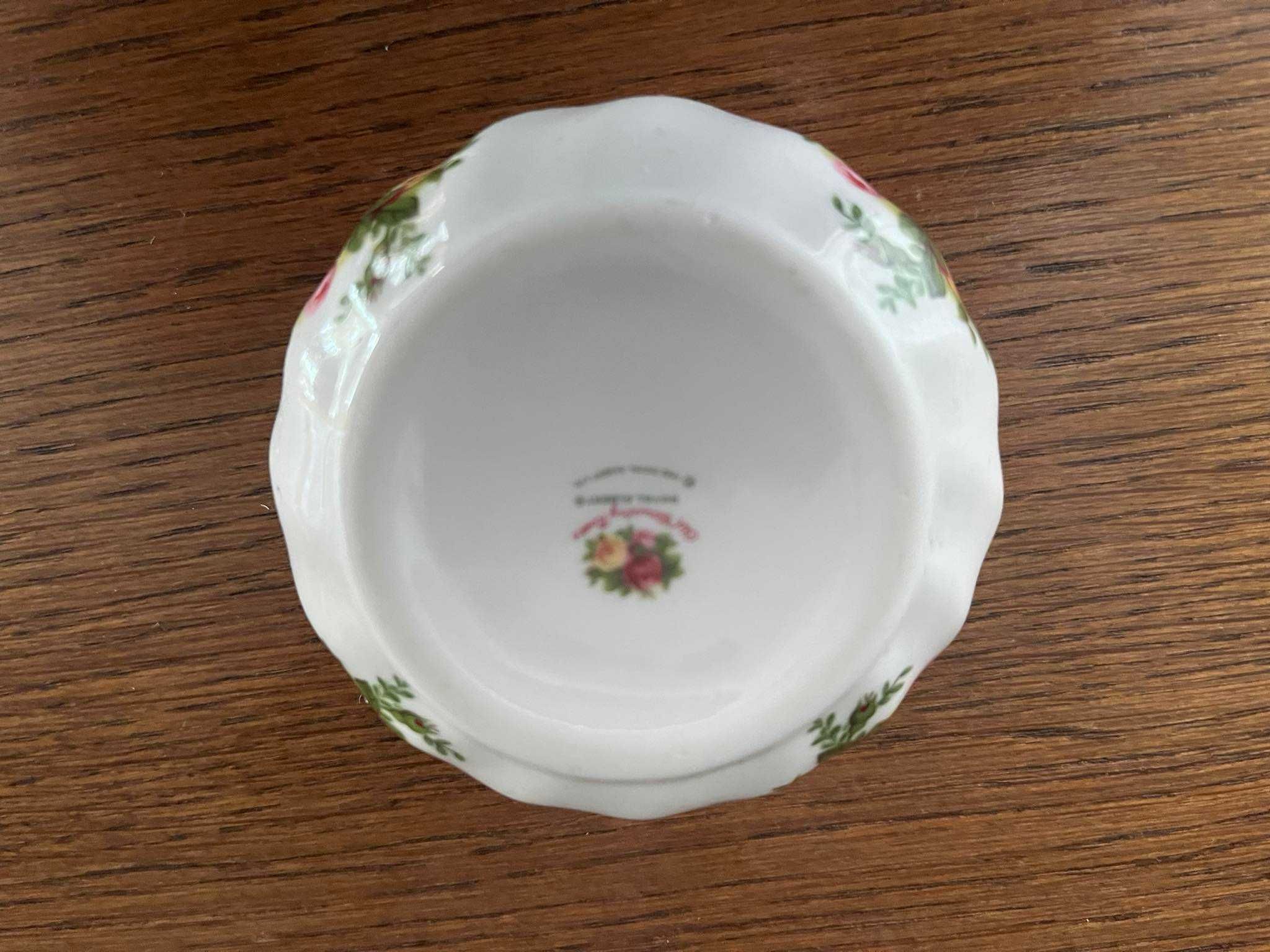 Porcelanowa szkatułka puzderko Royal Albert Old Country Roses