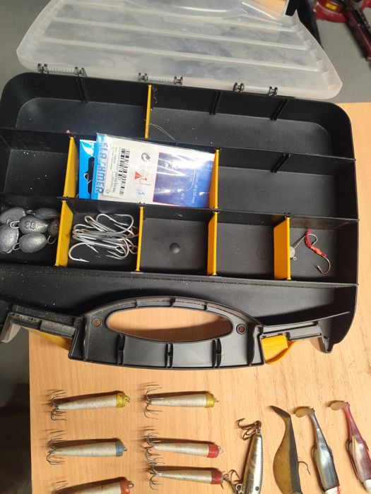 Kit completo de pesca – 4 varas, 2 carretos e várias iscas (170€