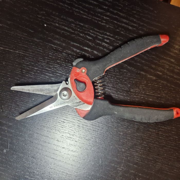 Tesoura cortar cabos  elecrticos nova Facom