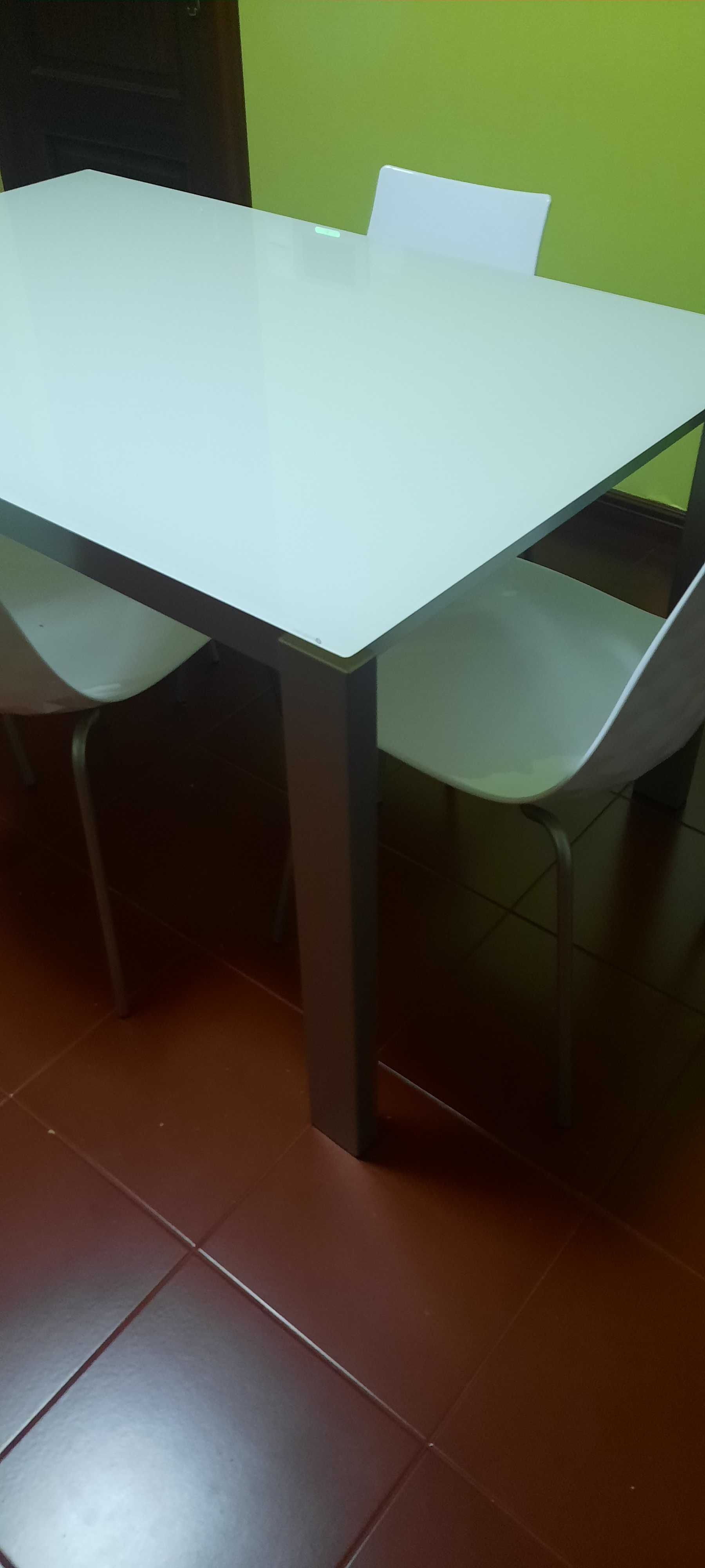 Mesa de cozinha extensível com tampo em vidro da marca Calligaris