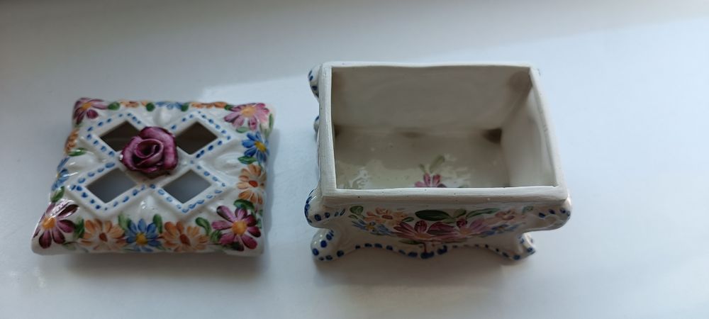 Szkatułka, puzderko porcelanowe
