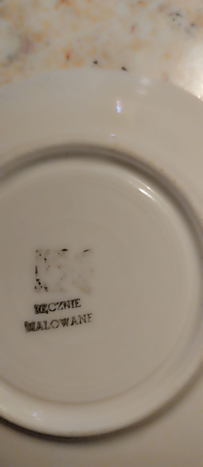 Cztery filiżanki i sześć talerzyków porcelana