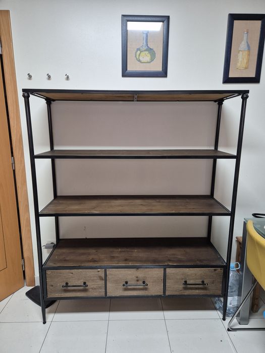 Estante em metal e madeira