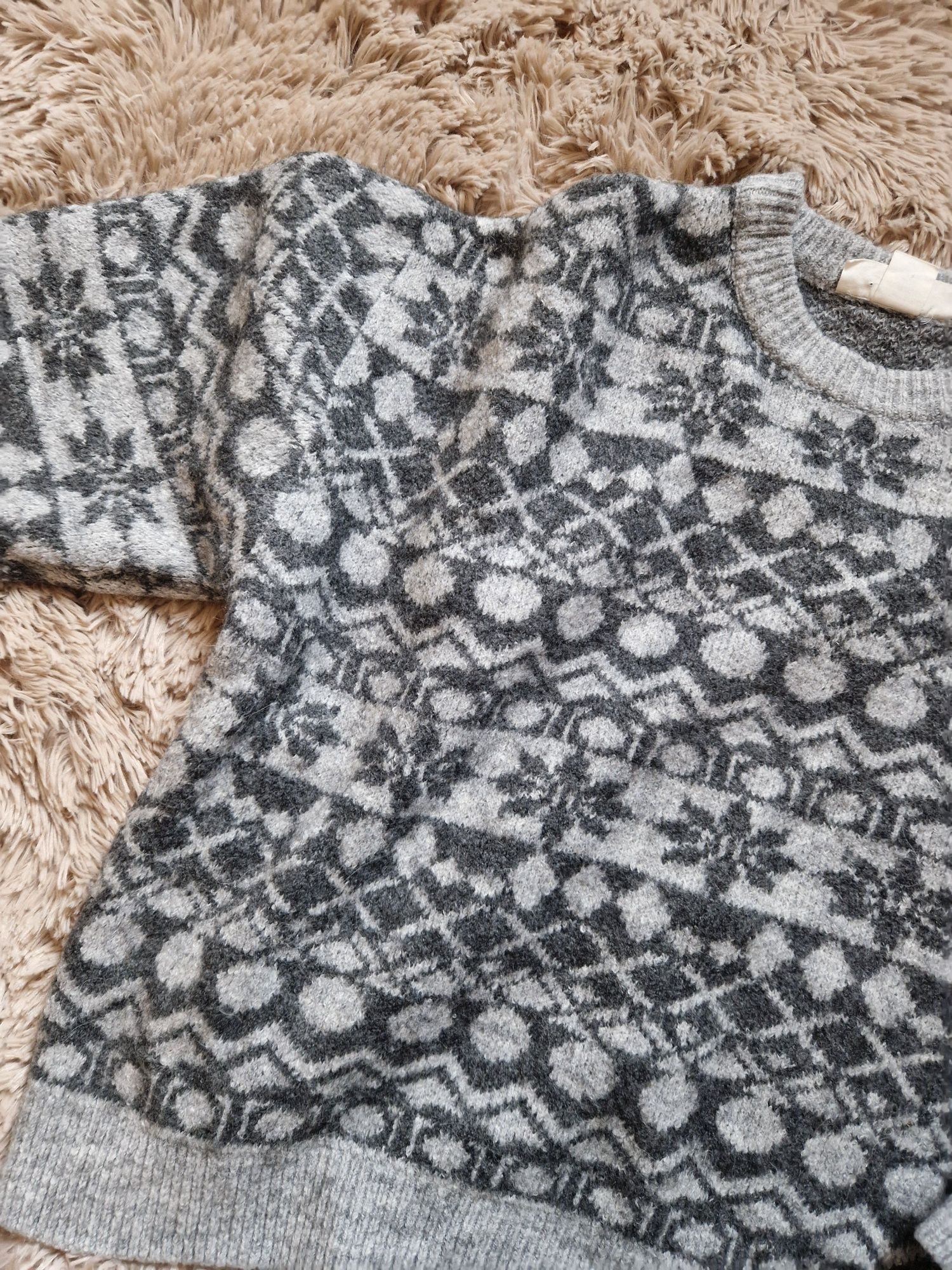 Stylowy, ciepły sweter marki H&M, idealny na jesienne i zimowe dni