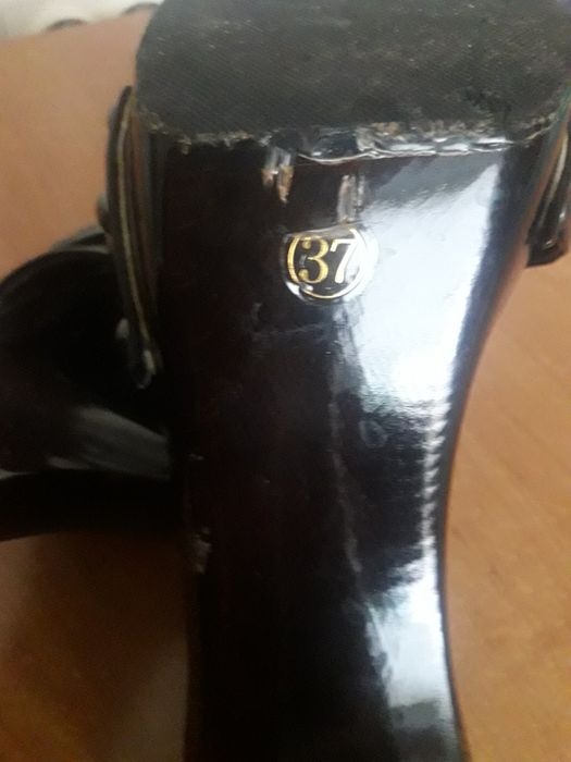 Шлёпанцы на высоком каблуке