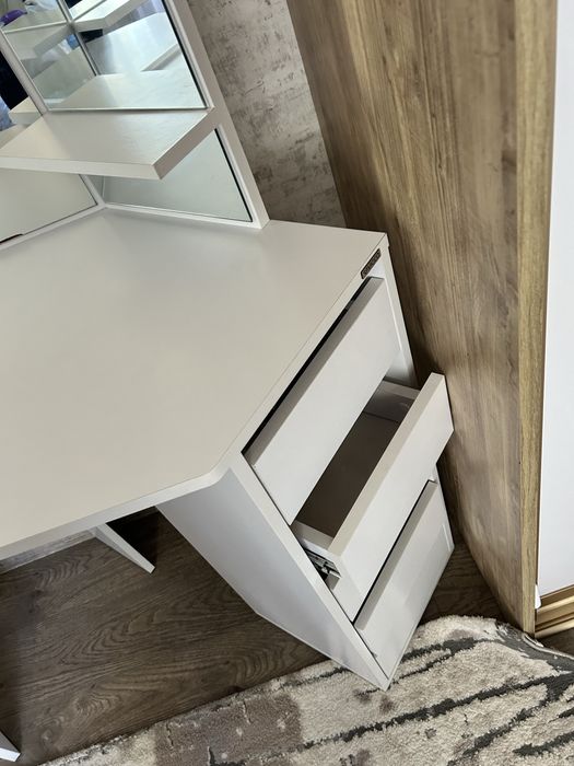 Косметичний стіл