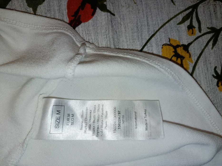 Biała koszulka - rękawy w stokrotki