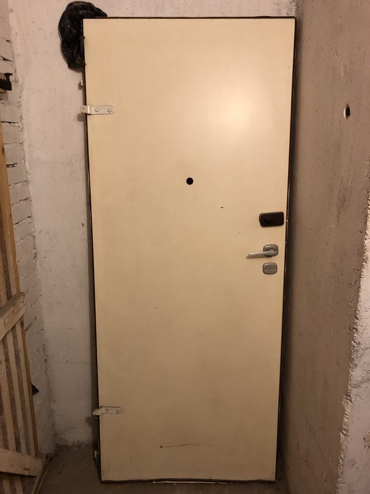 Drzwi zewnetrzne z mieszkania w bloku