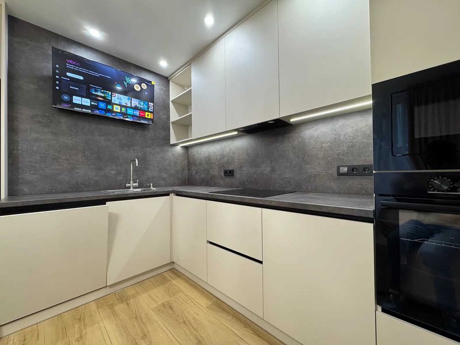 Терміново! Укомплектована двокімнатна поблизу ТРЦ "Veles Mall"