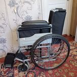 Кресло-каталка для инвалидов с проблемами в передвижении.