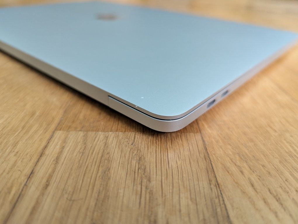 MacBook Pro 2019, 15", i9 (8 ядер), 16/1 ТБ, як новий.