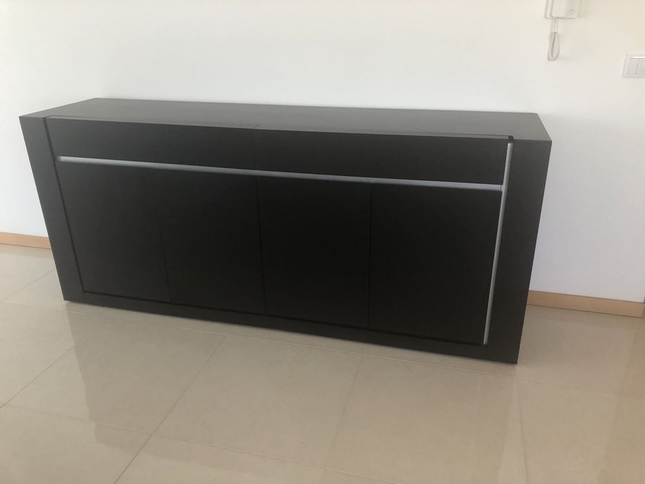 Mesa e aparador de sala de jantar