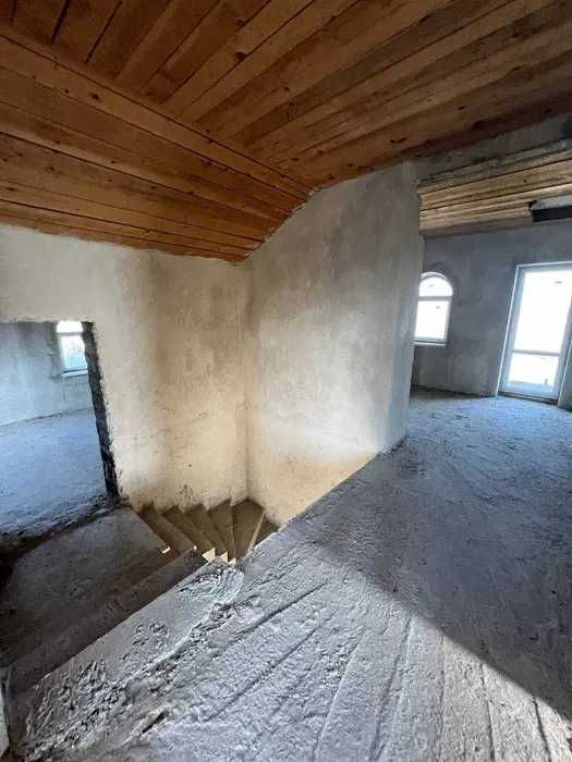 Будинок в передмісті 200м² / 12 соток / Гараж