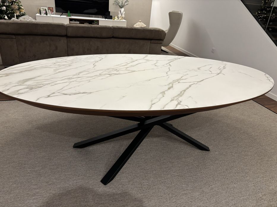 Mesa de jantar oval com tampo fixo revestido a cerâmico branco/cinza