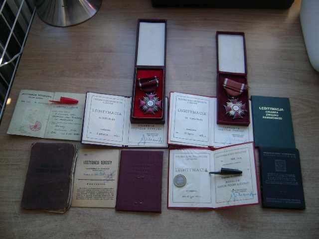 Starocie z PRL Militaria = 2 Krzyże Zasługi + 9 legitymacji Mąż i Żona