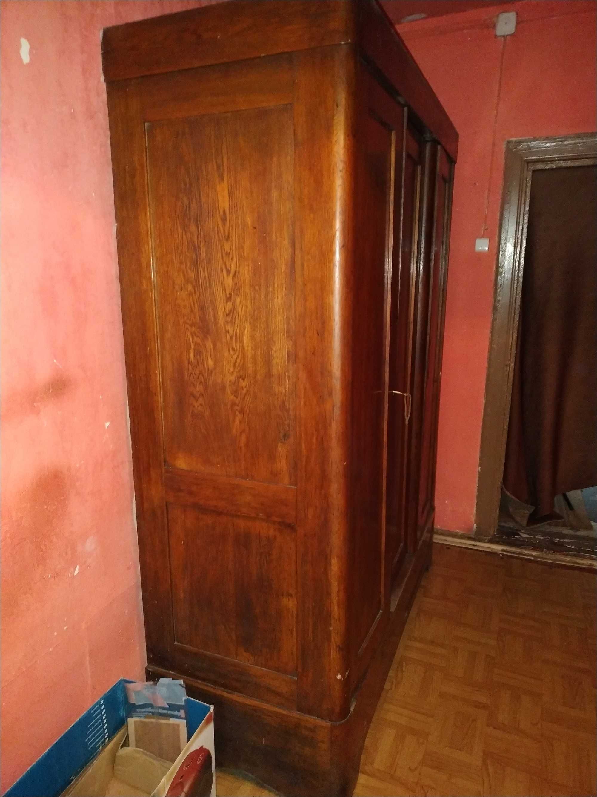 Stara dębowa szafa na klucz