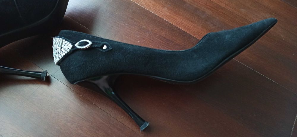 Sapato Carmen Steffens com pedra brilhante
