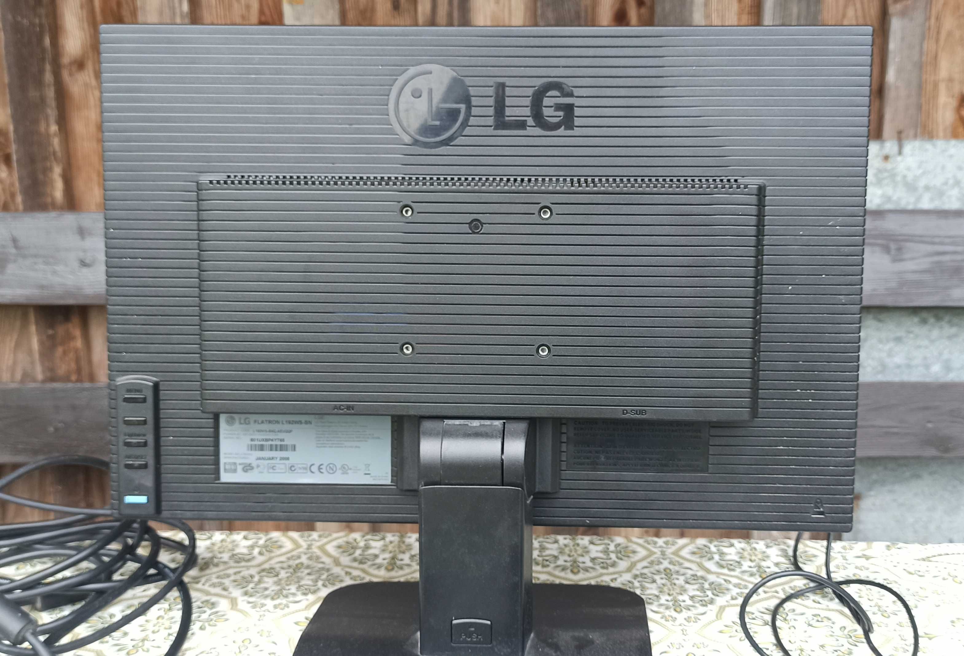 Komputer stacjonarny TRACER z monitorem LG i klawiaturami