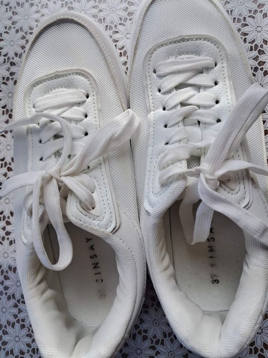 Жіночі кросівки білого кольору 37р
