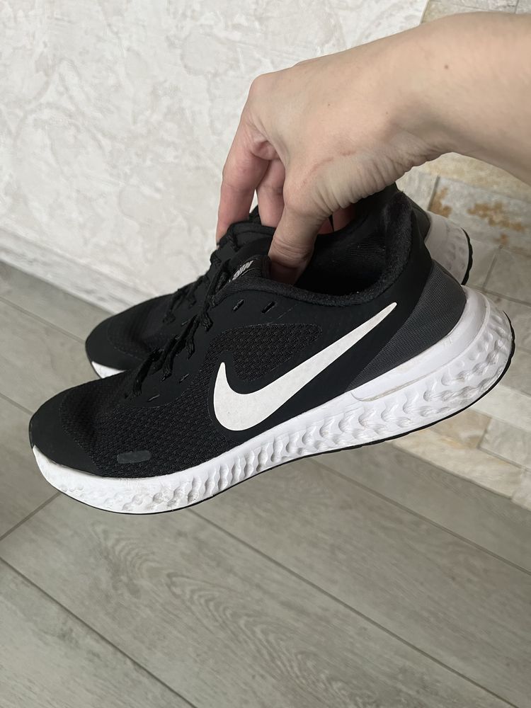 Кросівки nike 37,5 (23,5); 38 (24); 40 (25,5)