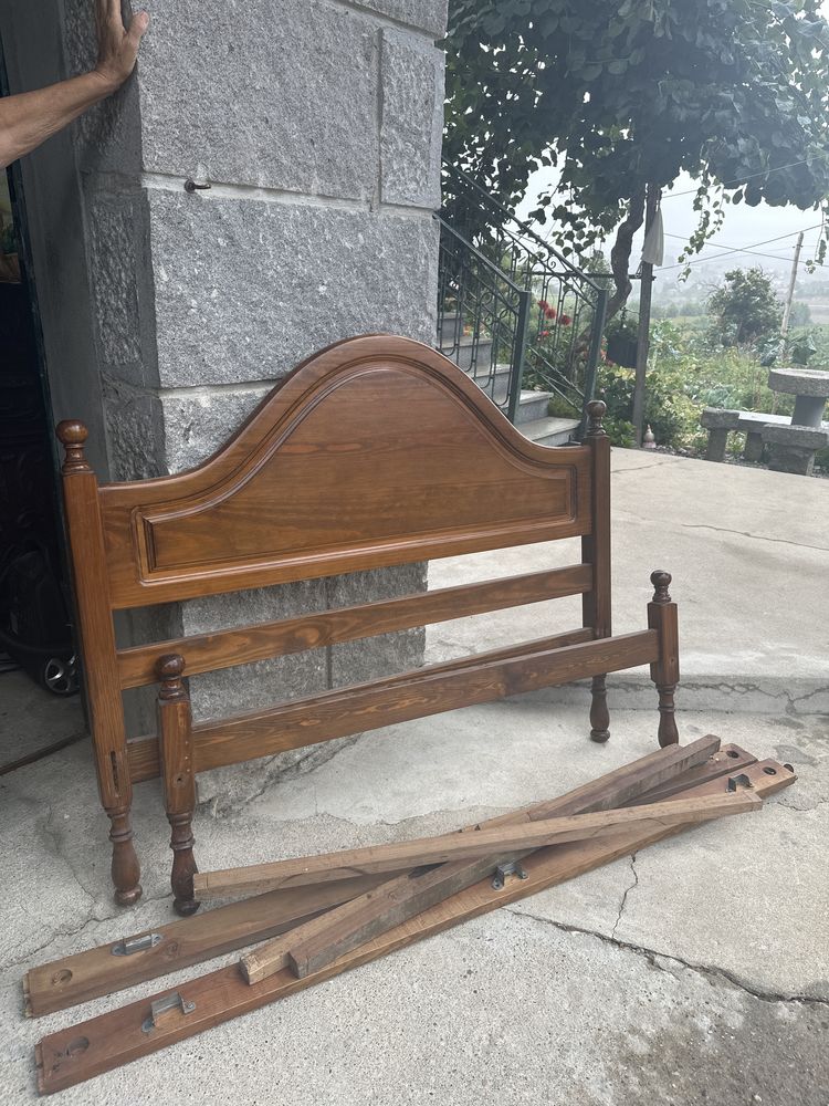 Cama de madeira com cabeceira