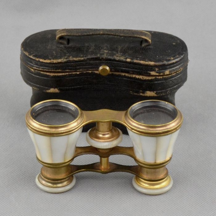 Binóculos em madrepérola e metal dourado com estojo original séc. XIX