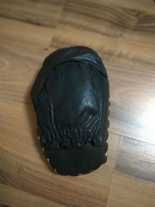 Шкіряна лапа для боксу на праву руку