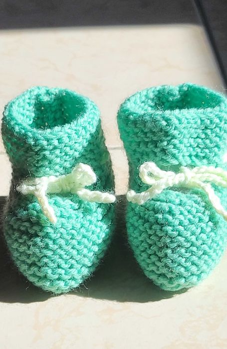 Meias / Sapatinhos de Bebé em Lã Antialérgica feitas à Mão