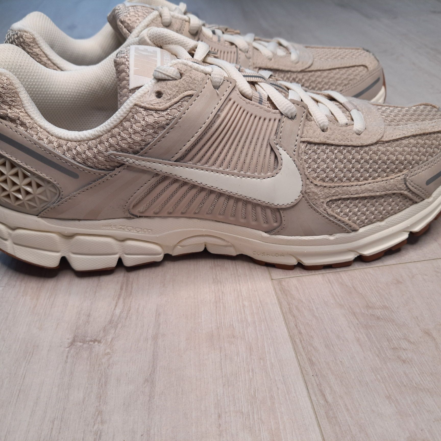 Оригінальні жіночі кросівки NIKE ZOOM VOMERO 5 BEIGE FZ3780-101