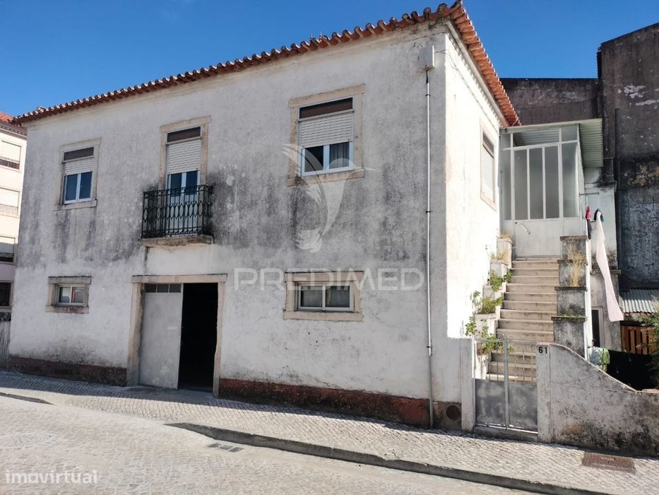 Moradia T3 com cave, quintal e excelente potencial em Minde