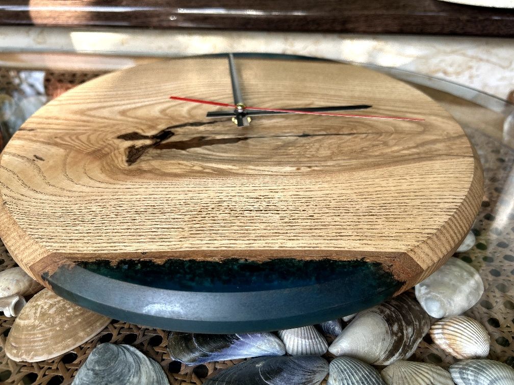 Годинник з дерева з епоксідною смолою