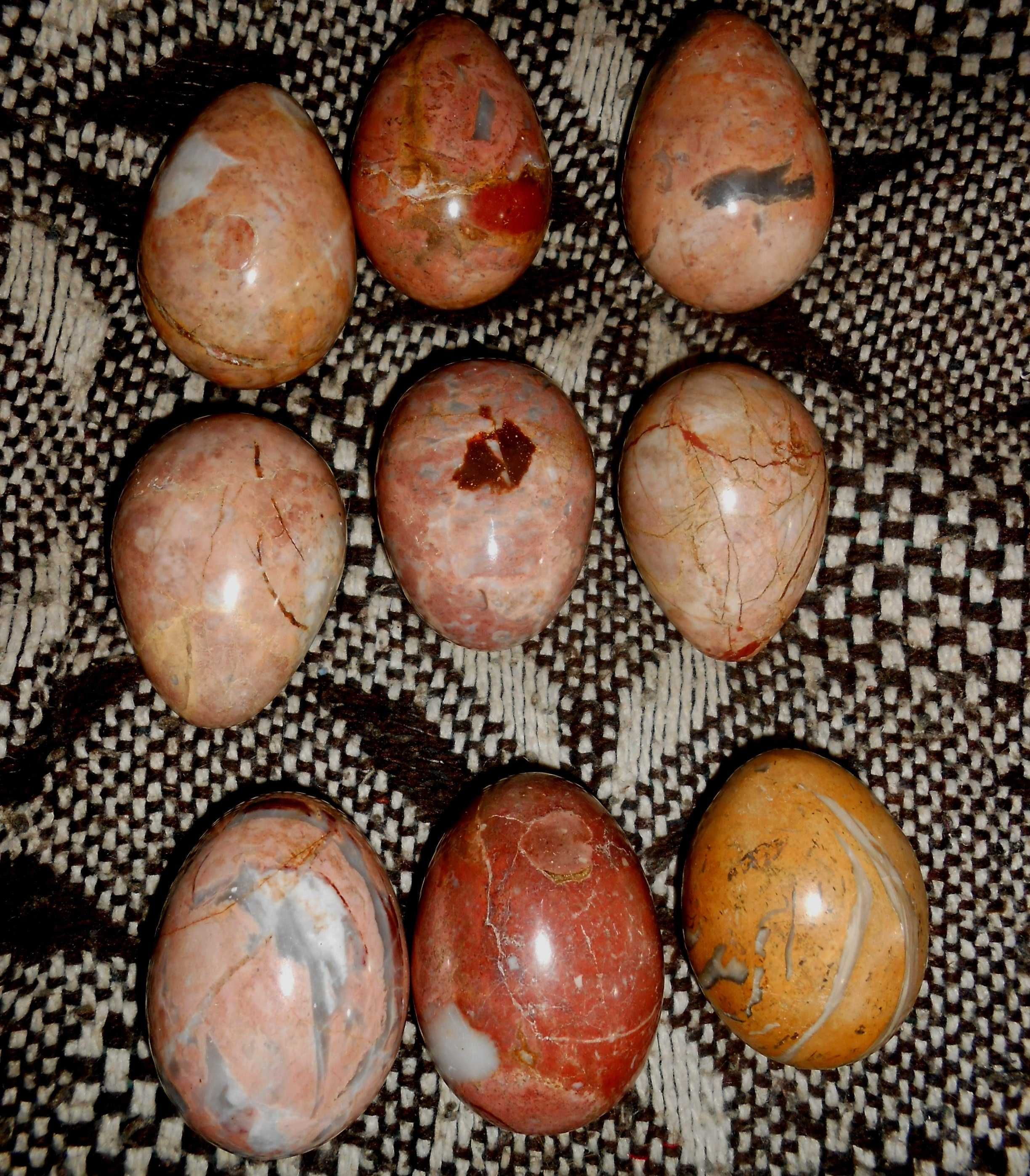 Крупные яйца из камня