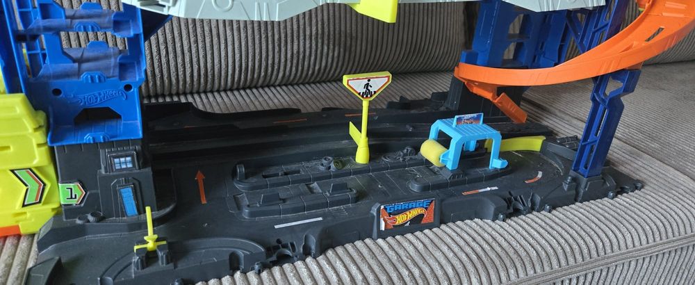 Mega garaż hot wheels atak smoka
Spektakularny, robi ogromne wraż