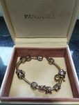 Pulseira Pandora, com 11 peças originais.