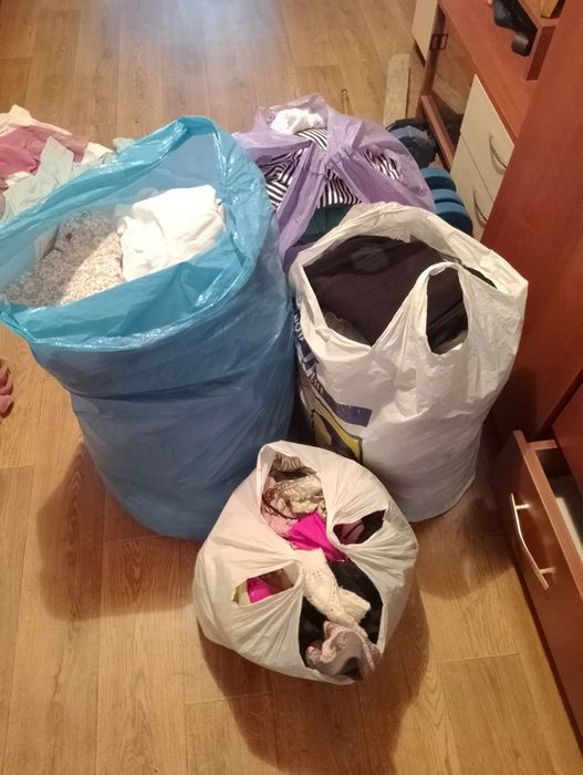 Вещи женские много, разные от купальников до свитеров