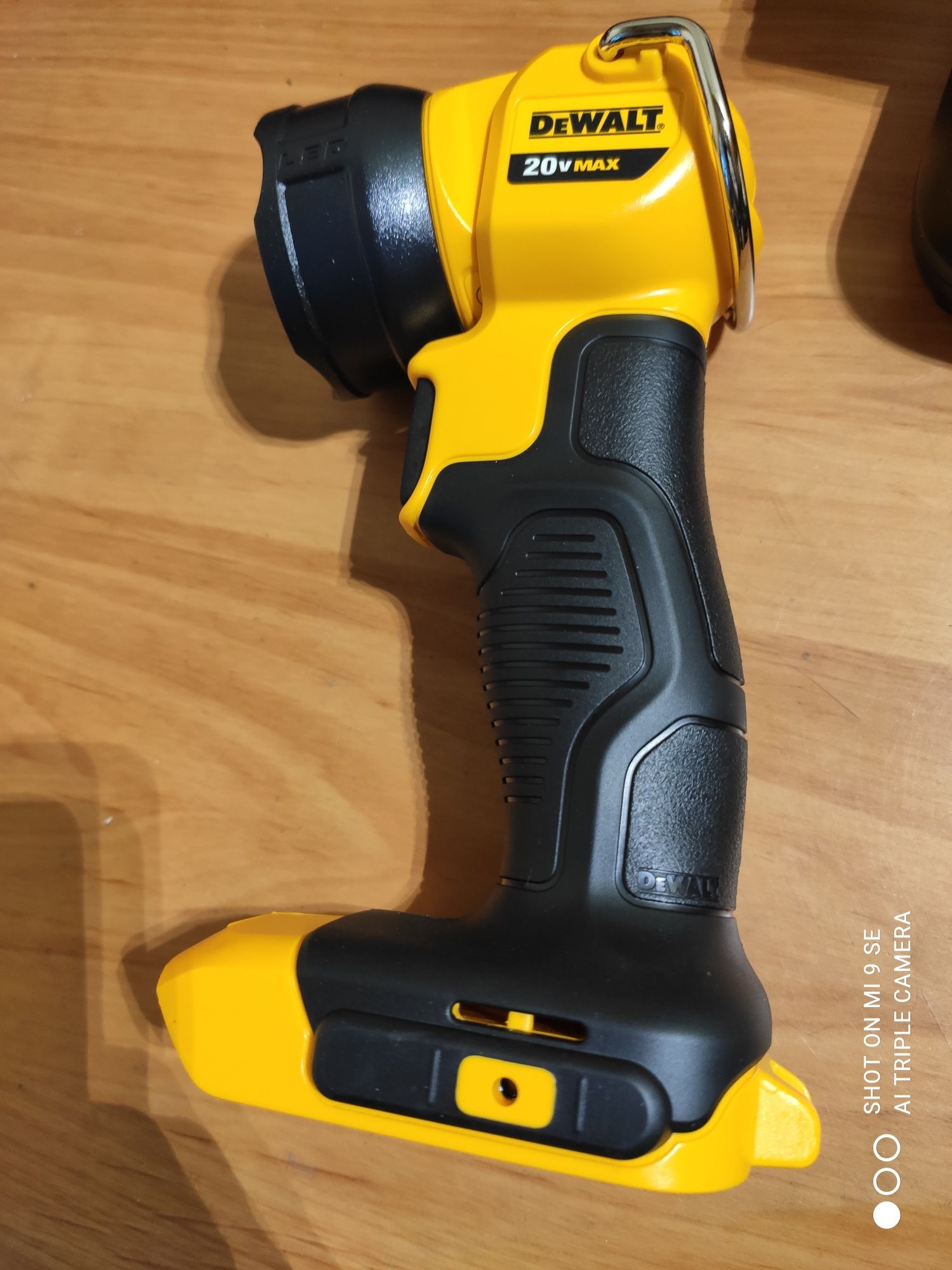 DEWALT DCL040 ліхтарик фонарик