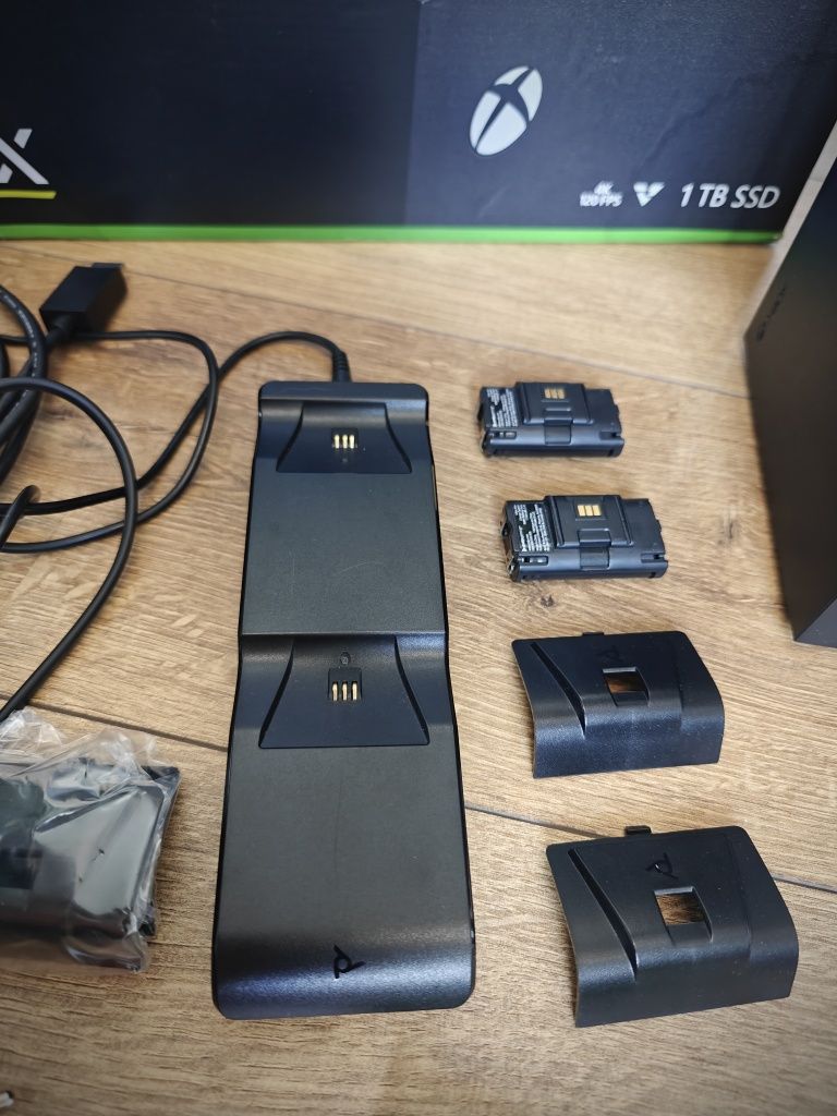 Konsola Xbox Series X 1TB / 3 pady / ładowarka / akumulatory / karton