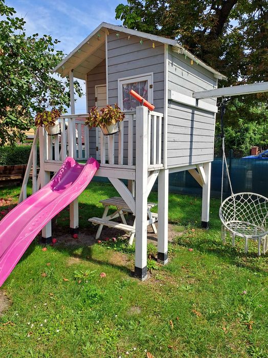 Drewniany domek dla dziecil