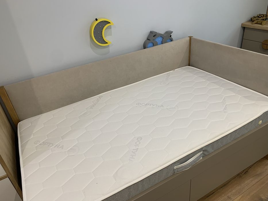 Дитяче ліжко з матрасом