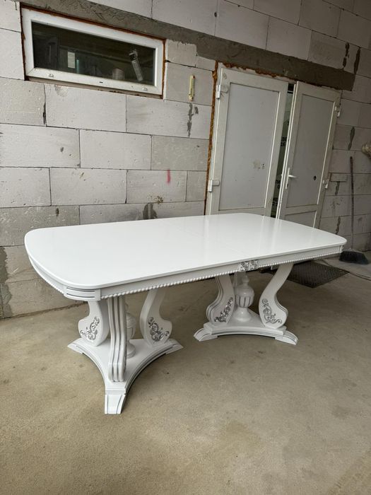 Стіл для вітальні та кухні