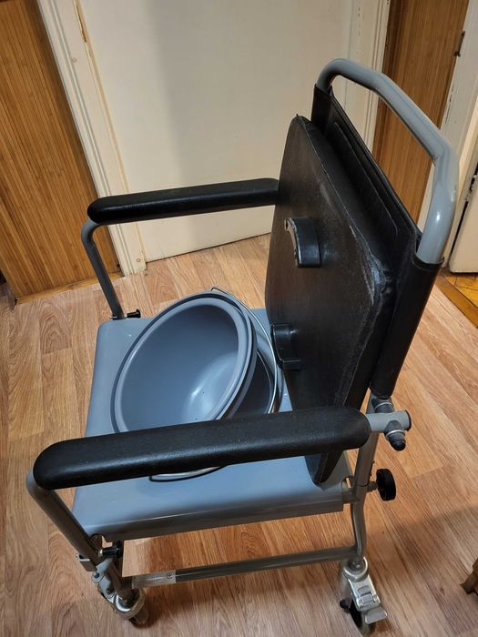 Візок з санітарним обладнанням (крісло-каталка)