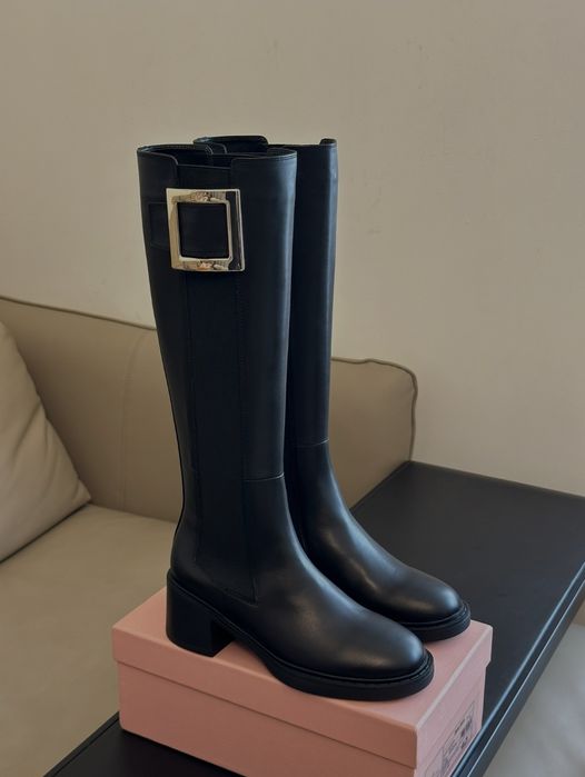 Botki Roger Vivier z klamrą i grubym obcasem – kolekcja jesień/zima