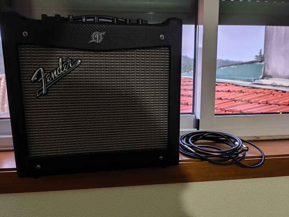Amplificador Fender Mustang 1 + Guitarra Corte CR100