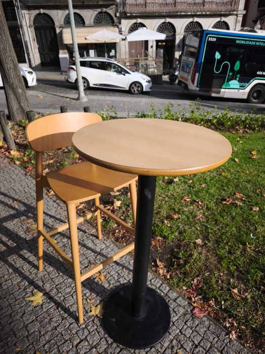 Uma mesa e duas cadeira, só se vende em conjunto