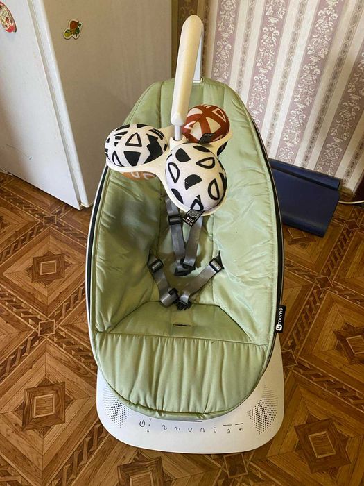 Захитуючий центр mamaRoo 5.0