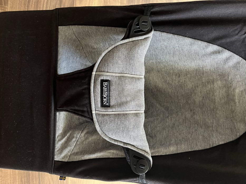 Espreguiçadeira de bébé Babybjorn + brinquedo