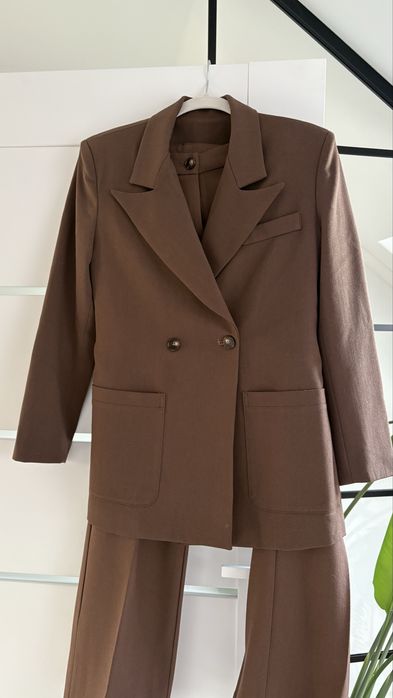 Brązowy garnitur r.M